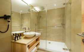 Das Badezimmer im Familienzimmer. 